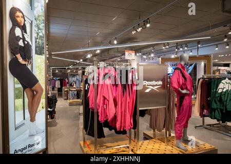 Reebok Activewear-Ausstellung mit dem Basketballstar Angel Reese im Flagship-Store des Macy im Herald Square, 2024, New York City, USA Stockfoto