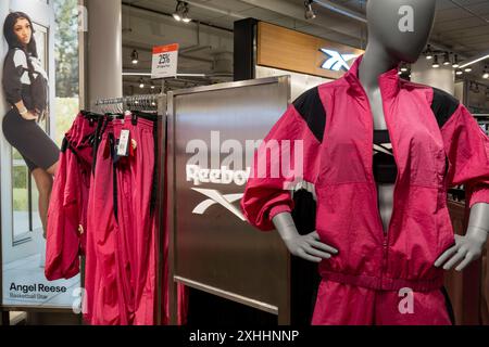 Reebok Activewear-Ausstellung mit dem Basketballstar Angel Reese im Flagship-Store des Macy im Herald Square, 2024, New York City, USA Stockfoto