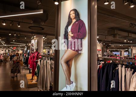 Reebok Activewear-Ausstellung mit dem Basketballstar Angel Reese im Flagship-Store des Macy im Herald Square, 2024, New York City, USA Stockfoto