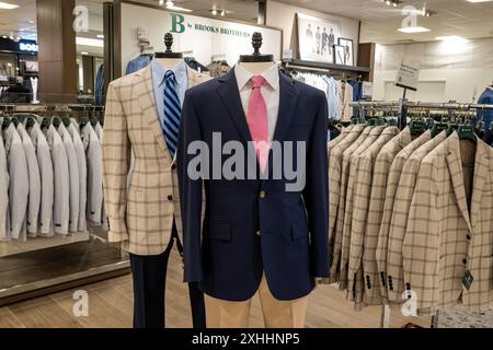 Herrenmode im Macy's Flagship Department Store, Herald Square, New York City, USA 2024 Stockfoto