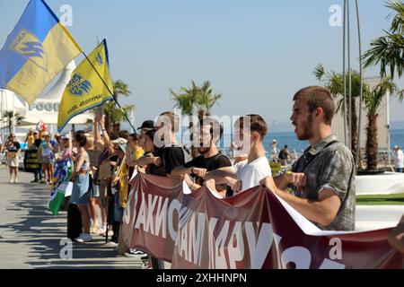 Region Odessa, Ukraine. Juli 2024. Die Demonstranten halten Plakate, auf denen ihre Meinung während der Demonstration zum Ausdruck gebracht wird: „Sei nicht still! Der Gefangene tötet am Langeron Stranddamm. Trotz der hohen Lufttemperatur (37 °C) fand eine weitere Kundgebung zur Unterstützung von Kriegsgefangenen in der Russischen Föderation am Ufer des Langeron-Strandes statt. Ziel ist es, die Aufmerksamkeit der Öffentlichkeit und der Behörden auf dieses Problem zu lenken, um den Austausch zu beschleunigen. Quelle: SOPA Images Limited/Alamy Live News Stockfoto