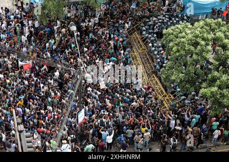 Studenten protestieren gegen das Quotensystem für Regierungsjobs in Dhaka Studentenaktivisten drängen während einer Protestkundgebung Polizeibarrikaden, bevor sie am 14. Juli 2024 in Dhaka, Bangladesch, dem Präsidenten des Landes ihre Memorandum über Quotenreformen für öffentliche Stellen vorlegen. Dhaka Dhaka Bezirk Bangladesch Copyright: XHabiburxRahmanx Stockfoto