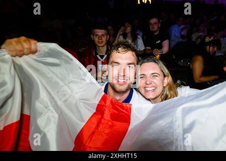 LONDON, VEREINIGTES KÖNIGREICH. 14. Juli 24. Die Fans genießen heute Abend das Finale der Euro 2024. Bilder, die während des Euro 24 Final England vs Spanien aufgenommen wurden - 4TheFans Fan Park in Hackney im 4TheFans Fan Park in Hackney am Sonntag, den 14. Juli 2024. LONDON ENGLAND. Quelle: Taka G Wu/Alamy Live News für 4TheFans Fan Park in Hackney Stockfoto