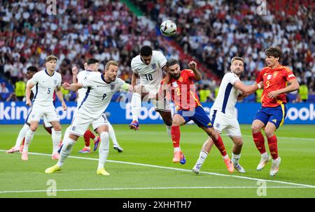 Der Englands Jude Bellingham (Mitte links) kämpft im Endspiel der UEFA Euro 2024 im Olympiastadion in Berlin gegen Daniel Carvajal. Bilddatum: Sonntag, 14. Juli 2024. Stockfoto