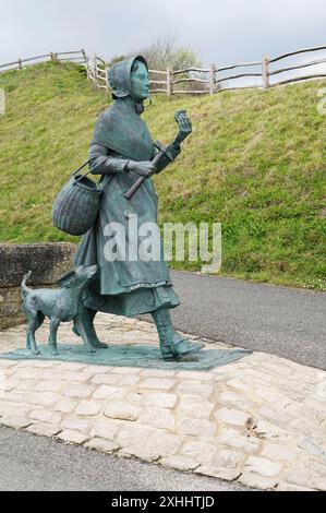 Die Statue von Mary Anning (21. Mai 1799 – 9. März 1847), einer englischen Fossiliensammlerin, Händlerin und Paläontologin. Sie wurde international bekannt für Stockfoto