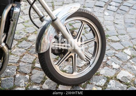 Nahaufnahme des Vorderrads eines klassischen Motorrads auf der Straße Stockfoto