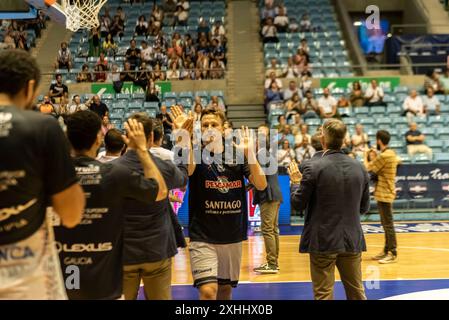 oktober 2023. Fontes Do SAR Stadium der ACB-Korb leage Monbus Obradoiro-Teamspieler betreten das Spielfeld. Stockfoto