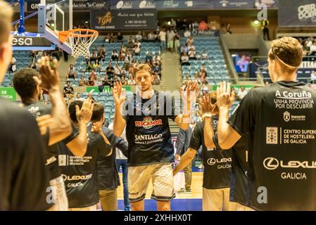 oktober 2023. Fontes Do SAR Stadium der ACB-Korb leage Monbus Obradoiro-Teamspieler betreten das Spielfeld. Stockfoto