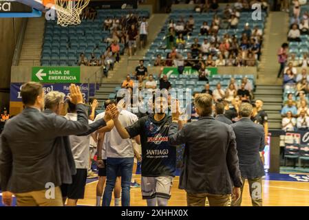 oktober 2023. Fontes Do SAR Stadium der ACB-Korb leage Monbus Obradoiro-Teamspieler betreten das Spielfeld. Stockfoto