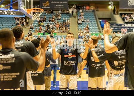 oktober 2023. Fontes Do SAR Stadium der ACB-Korb leage Monbus Obradoiro-Teamspieler betreten das Spielfeld. Stockfoto