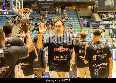 oktober 2023. Fontes Do SAR Stadium der ACB-Korb leage Monbus Obradoiro-Teamspieler betreten das Spielfeld. Stockfoto