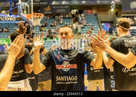 oktober 2023. Fontes Do SAR Stadium der ACB-Korb leage Monbus Obradoiro-Teamspieler betreten das Spielfeld. Stockfoto