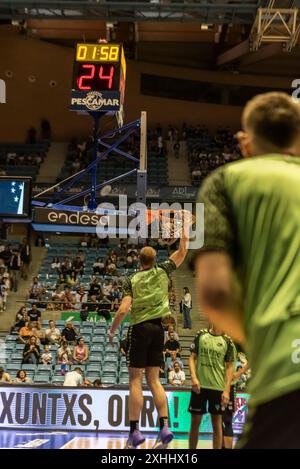 oktober 2023. Fontes do SAR Stadium die ACB Basket leage. Surne Bilbao Spieler wärmen sich vor dem Spiel gegen Obradoiro in Santiago auf. Stockfoto