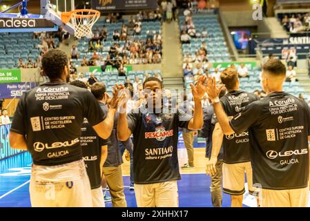 oktober 2023. Fontes Do SAR Stadium der ACB-Korb leage Monbus Obradoiro-Teamspieler betreten das Spielfeld. Stockfoto