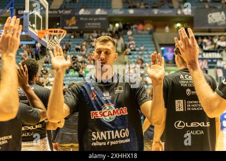 oktober 2023. Fontes Do SAR Stadium der ACB-Korb leage Monbus Obradoiro-Teamspieler betreten das Spielfeld. Stockfoto