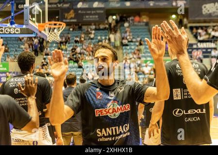 oktober 2023. Fontes Do SAR Stadium der ACB-Korb leage Monbus Obradoiro-Teamspieler betreten das Spielfeld. Stockfoto