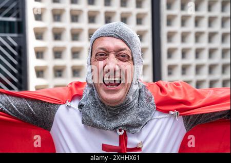 14.07.2024, Berlin, Deutschland, Europa - Portraet eines Fans der englischen Fussballnationalmannschaft mit einem Ritterkostuem auf dem Breitscheidplatz in Berlin-Charlottenburg vor dem Finale gegen Spanien waehrend der Fussball-Europameisterschaft UEFA EURO 2024. *** 14 07 2024, Berlin, Deutschland, Europa Porträt eines Fans der englischen Fußballnationalmannschaft mit Ritterkostüm auf dem Breitscheidplatz in Berlin Charlottenburg vor dem Finale gegen Spanien während der Fußball-Europameisterschaft UEFA EURO 2024 Stockfoto