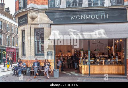 Leute vor dem Laden der Monmouth Coffee Company in der Nähe des Borough Market, London. - Stockfoto