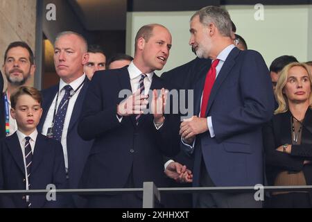 Berlin, Deutschland. Juli 2024. Fußball: Europameisterschaft, Spanien - England, Endrunde, Finale, Olympiastadion Berlin. Georg (l), Prinz von Wales, steht neben seinem Vater William, Prinz von Wales, der mit König Felipe VI. Von Spanien spricht. Quelle: Christian Charisius/dpa/Alamy Live News Stockfoto