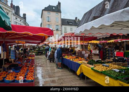 Einheimische auf dem lokalen Markt in Beaune, Burgund, Frankreich, Europa. Stockfoto