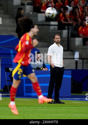 England-Trainer Gareth Southgate sieht sich beim Endspiel der UEFA Euro 2024 im Olympiastadion in Berlin an. Bilddatum: Sonntag, 14. Juli 2024. Stockfoto