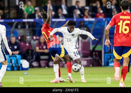 Berlin, Deutschland. Juli 2024. Kobbie Mainoo (26) aus England und Nico Williams (17) aus Spanien im Finale der UEFA Euro 2024 zwischen Spanien und England im Olympiastadion in Berlin. Quelle: Gonzales Photo/Alamy Live News Stockfoto