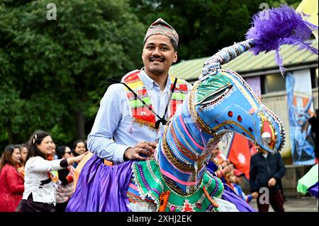 Edinburgh, Schottland, Großbritannien. Juli 2024. Jazz- und Blues-Festival-Karneval, Eine Feier mit Kostümen, Tanz- und Musikparaden vom Mound zu West Princes Street Gardens und dem Ross Bandstand für einen Nachmittag mit Live-Unterhaltung, einschließlich Musik, Trommeln, Tanz und Kinderaktivitäten. Nepalesische Kostüme und Tänzer. Quelle: Craig Brown/Alamy Live News Stockfoto