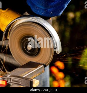 Arbeiten mit Metall. Scheibenschleifer in den Händen eines Mannes. Stockfoto