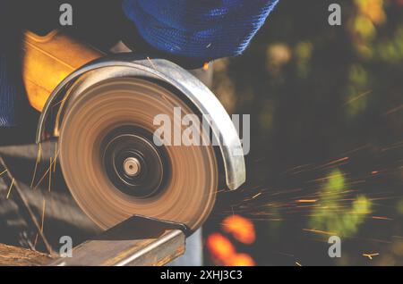 Scheibenschleifer in den Händen eines Mannes. Arbeiten mit Metall Stockfoto