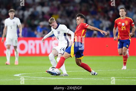 Der Engländer Cole Palmer und der Spanier Martin Zubimendi (rechts) kämpfen um den Ball während des Endspiels der UEFA Euro 2024 im Olympiastadion in Berlin. Bilddatum: Sonntag, 14. Juli 2024. Stockfoto