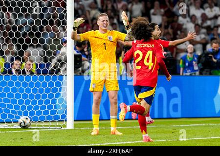 Berlin, Deutschland. Juli 2024. BERLIN, DEUTSCHLAND - 14. JULI: Jordan Pickford aus England sieht niedergeschlagen aus, nachdem er seinem Team das zweite Tor zugestanden hat, feiert Marc Cucurella aus Spanien, Mikel Oyarzabal aus Spanien, nachdem er sein Team beim Endspiel der UEFA EURO 2024 zwischen Spanien und England am 14. Juli 2024 im Olympiastadion in Berlin das erste Tor erzielte. (Foto von Andre Weening/Orange Pictures) Credit: Orange Pics BV/Alamy Live News Stockfoto