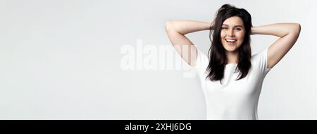 Frau Lächelt Mit Händen Hinter Dem Kopf Stockfoto