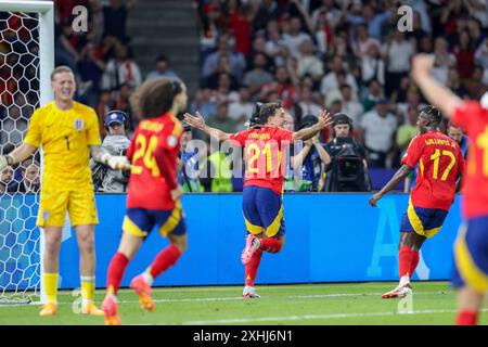 Der spanische Mittelfeldspieler Mikel Oyarzabal Real Sociedad erzielt ein TOR 2-1 und feiert am 14. Juli 2024 im Finale der UEFA Euro 2024 Spanien gegen England im Olympiastadion in Berlin Stockfoto