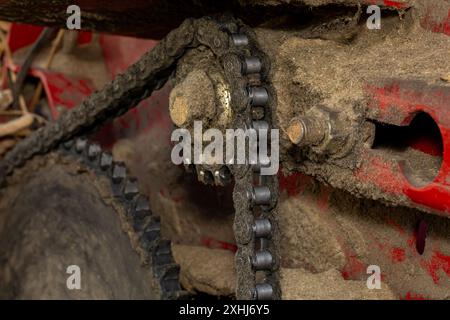 Nahaufnahme der Mähdrescherkette und des Kettenrads des Mähdreschers. Wartungs-, Reparatur- und Servicekonzept für Landmaschinen. Stockfoto