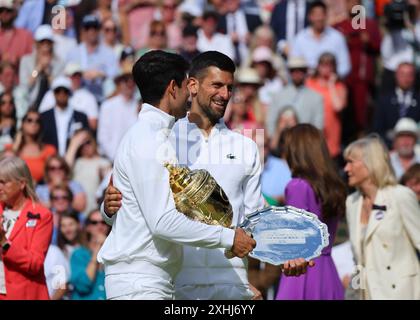 Juli 2024; All England Lawn Tennis and Croquet Club, London, England; Wimbledon Tennis Tournament, Tag 14; 2024 Wimbledon Gentlemens Einzelsieger Carlos Alcaraz (ESP) mit Vizemeister Novak Djokovic (SRB) Stockfoto