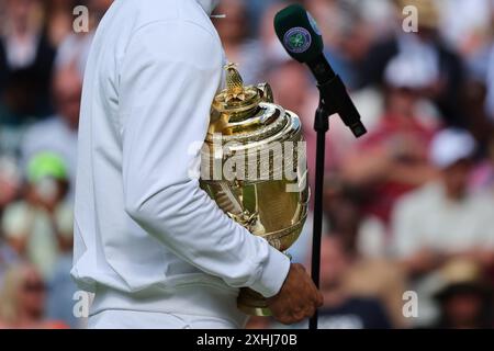 Juli 2024; All England Lawn Tennis and Croquet Club, London, England; Wimbledon Tennis Tournament, Tag 14; Carlos Alcaraz (ESP) hält die Trophäe Gentlemens Singles Stockfoto