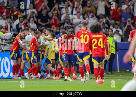 Der spanische Mittelfeldspieler Mikel Oyarzabal Real Sociedad erzielt ein TOR 2-1 und feiert am 14. Juli 2024 im Finale der UEFA Euro 2024 Spanien gegen England im Olympiastadion in Berlin Stockfoto