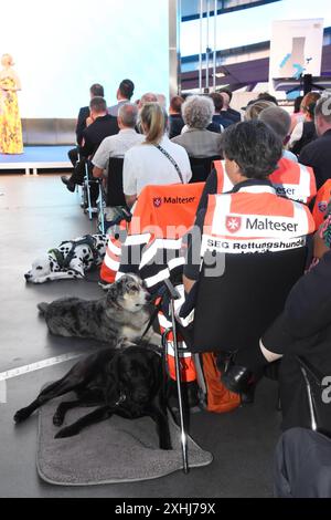 Maltheser Rettungs Hundeführerinnen München 13.07.2024 BMW Welt Doppelkegel Bayerischen Engagiertpreis 2024 Verleihung-ein Abend für die unschaetzbar wertvolle Arbeit unserer Ehrenamtlichen in Bayern München *** Maltheser Rettungs Hundeführerin München 13 07 2024 BMW Welt Doppelkegel Bayerischer Engagiertpreis 2024 Preisverleihung an Abend für die unschätzbare Arbeit unserer Freiwilligen in Bayern München Stockfoto