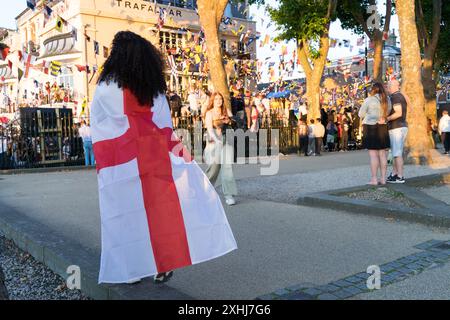 London, 14. Juli 2024. Fußball-Fans sehen Livestream von England gegen Spanien beim Finale der EURO 20204 im Olympiastadion in Berlin. Quelle: Glosszoom/Alamy Live News Stockfoto