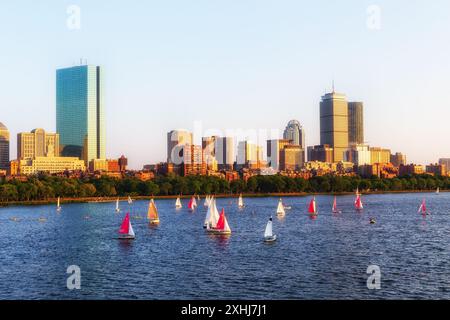 Sonnenuntergang auf der Skyline von Boston Back Bay und dem Charles River mit Segelbooten. Stockfoto