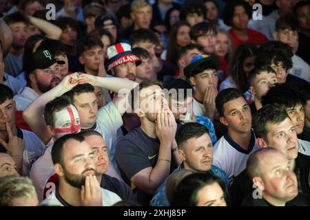 Manchester, Großbritannien. 14. Juli 2024. England Fans reagieren auf die Niederlage beim Finale der UEFA EURO 2024 zwischen England und Spanien im 4TheFans Fan Park in Manchester. Spanien besiegte England mit 2:1. Quelle: Benjamin Wareing/Alamy Live News Stockfoto