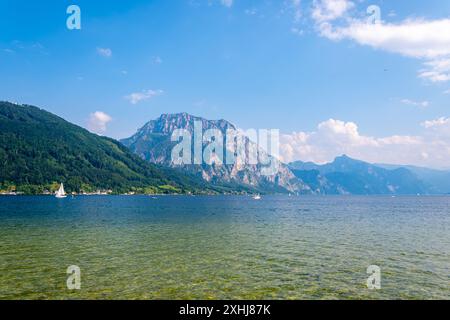 Segelboote auf dem Traunsee mit den österreichischen Alpen im Hintergrund Stockfoto