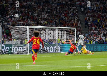 Der spanische Mittelfeldspieler Mikel Oyarzabal Real Sociedad erzielt ein TOR 2-1 und feiert am 14. Juli 2024 im Finale der UEFA Euro 2024 Spanien gegen England im Olympiastadion in Berlin Stockfoto