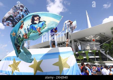 Argentinas Fans jubeln ihr Team beim Finale der Copa America USA 2024 gegen Kolumbien am 14. Juli 2024 im Hard Rock Stadium IN MIAMI UNITED STATES Copyright: XALEJANDROxPAGNIx Stockfoto