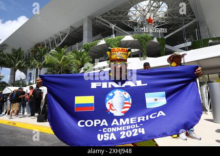 Argentinas Fans jubeln ihr Team beim Finale der Copa America USA 2024 gegen Kolumbien am 14. Juli 2024 im Hard Rock Stadium IN MIAMI UNITED STATES Copyright: XALEJANDROxPAGNIx Stockfoto