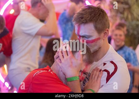 Brixton, London, Großbritannien. Sonntag, 14. Juli 2024. England Fans reagieren, als England im Finale der UEFA Euro 2024 zwischen England und Spanien im 4TheFans Fan Park in Brixton Jamm, London, erzielte. Quelle: Katie Collins/Alamy Live News Stockfoto