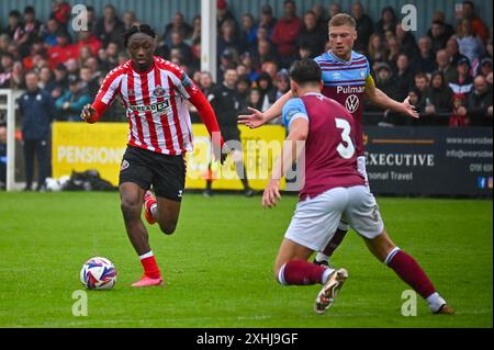 Sunderland AFC's Romaine Mundle in Aktion gegen South Shields FC. Stockfoto