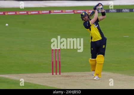 Chester le Street, 14. Juli 2024. Michael Jones schlug für Durham Cricket gegen Northamptonshire Steelbacks im T20 Blast bei Seat Unique, Chester le Street. Quelle: Colin Edwards/Alamy Live News Stockfoto