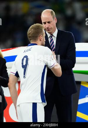 Der Engländer Harry Kane schüttelt nach der Niederlage gegen Spanien nach dem Endspiel der UEFA Euro 2024 im Olympiastadion in Berlin die Hand mit dem Prince of Wales und FA-Vorsitzenden Debbie Hewitt. Bilddatum: Sonntag, 14. Juli 2024. Stockfoto