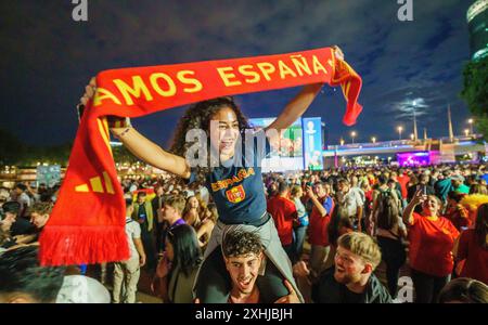 14. Juli 2024, Hessen, Frankfurt/Main: Fußball, UEFA Euro 2024, Europameisterschaft, Finale, Spanien - England, spanische Fußballfans feiern den Titelgewinn ihrer Mannschaft in der Fanzone. Foto: Andreas Arnold/dpa Stockfoto
